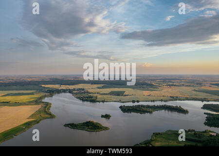 Tramonto sul lago in Polonia occidentale. Foto Stock