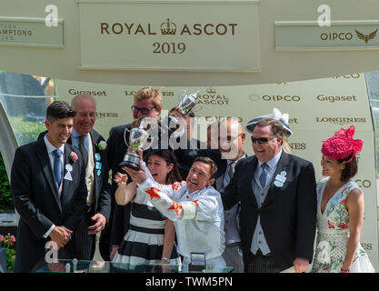 Ascot Berkshire, Regno Unito. Il 21 giugno, 2019. Divertimento e alta jinks con il fantino Frankie Dettori come egli si pone con i proprietari e i formatori del cavallo di pubblicizzare dopo la loro vittoria nel Commonwealth Cup il giorno 4 presso il Royal Ascot, Ascot Racecourse. Credito: Maureen McLean/Alamy Live News Foto Stock