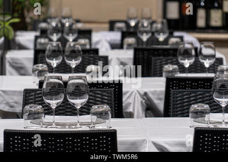 Tabella carico a roma Italia ristorante esterno del buon cibo Foto Stock