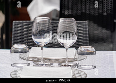 Tabella carico a roma Italia ristorante esterno del buon cibo Foto Stock