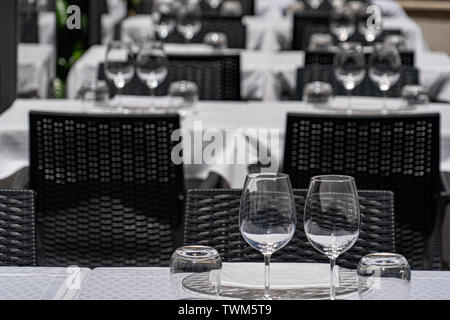 Tabella carico a roma Italia ristorante esterno del buon cibo Foto Stock
