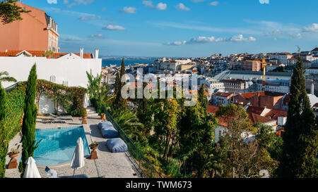 Lisbona, Portogallo cityscape affacciato Baixa area del centro cittadino. Lussuosa piscina vuota a sinistra con balcone Foto Stock