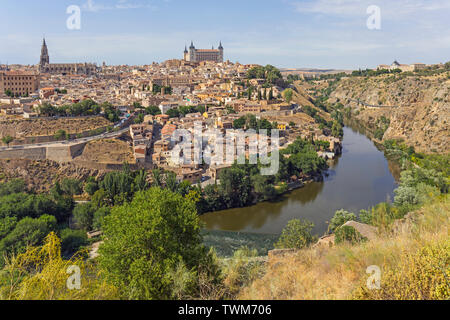 Toledo Toledo Provincia, Castilla-La Mancha Spagna. Vista complessiva del centro storico che mostra il fiume Tago (Rio Tajo) con il centro di Alcazar e Foto Stock