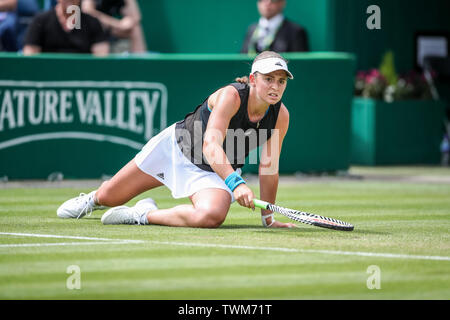Edgbaston Priory Club, Birmingham, Regno Unito. Il 21 giugno, 2019. Il WTA natura Valle Classic Tennis Tournament; Jelena Ostapenko (LAT) cade nel suo quarterfinal match contro Petra Martic (CRO) Credito: Azione Sport Plus/Alamy Live News Foto Stock