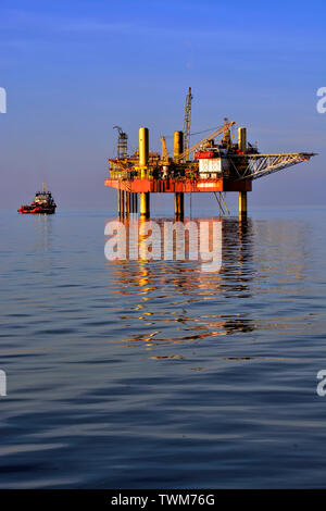 Oil Rig e alimentazione offshore barca a metà oceano con bellissimo cielo Foto Stock