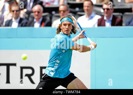 Londra, Regno Unito. Il 21 giugno 2019. Stefanos Tsitsipas (GRE) concentrati durante la classica struttura i campionati di tennis presso il Queen's Club, West Kensington venerdì 21 giugno 2019. (Credit: Jon Bromley | MI News) Credito: MI News & Sport /Alamy Live News Foto Stock