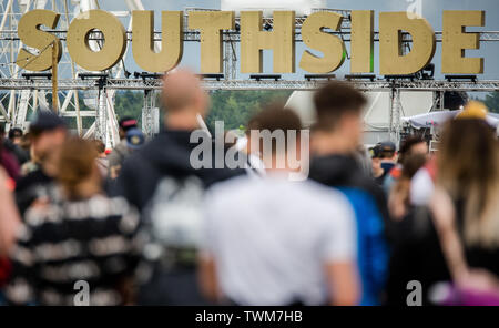 Neuhausen Ob Eck, Germania. Il 21 giugno, 2019. I visitatori accorrono al Southside sito. Come la sua sorella festival 'URAGANO', il festival di musica è uno dei più grandi German open-air festival. Credito: Christoph Schmidt/dpa/Alamy Live News Foto Stock