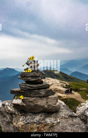 Carin o pila di pietre sulle colline sul modo per tungnath trek, Uttrakhand, India. Tungnath è il più alto tempio di Shiva nel mondo. Foto Stock