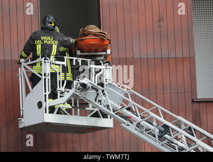 Roma, RM, Italia - 23 Maggio 2019: vigili del fuoco con una uniforme e testo VIGILI DEL FUOCO significa che i vigili del fuoco in lingua italiana Foto Stock
