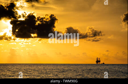 sollevare la piattaforma e fornire barca offshore con bellissimo tramonto sul mare della cina meridionale Foto Stock