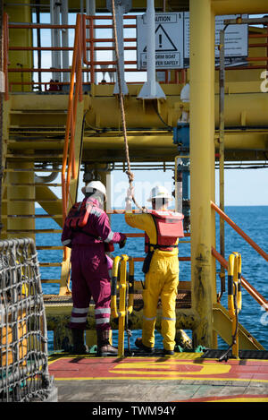 Equipaggio marino olio Preparazione personale della piattaforma per ottenere pronto per il trasferimento dalla barca alla piattaforma di olio Foto Stock