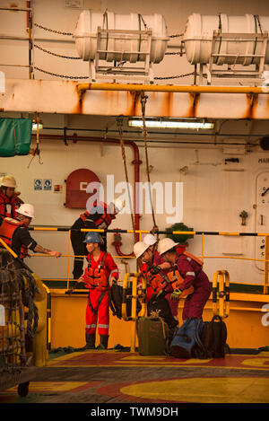 Lavoratore offshore ottenere pronto per l'imbarco alloggio chiatte da altra barca Foto Stock