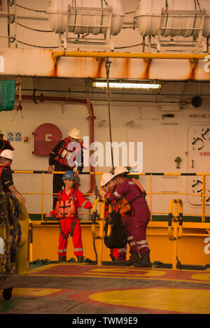 Lavoratore offshore ottenere pronto per l'imbarco alloggio chiatte da altra barca Foto Stock