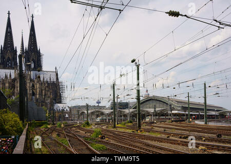 Colonia Germania principale stazione ferroviaria con Intercity-Express treno ad alta velocità e la Cattedrale di Colonia come si vede dalle tracce. Foto Stock