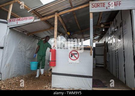 Beni, Repubblica Democratica del Congo. 12 Giugno, 2019. L'entrata del virus Ebola centro di trattamento in Beni, est della Repubblica Democratica del Congo.La Repubblica democratica del Congo sta vivendo la seconda peggiore epidemia di Ebola registrata nella storia. Più di 1.400 persone sono morte. Credito: Sally Hayden SOPA/images/ZUMA filo/Alamy Live News Foto Stock