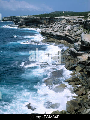 Australia. Sydney. Vista della costa. Scogliere a Penisola Kurnell con gli uomini la pesca sulle rocce. Foto Stock