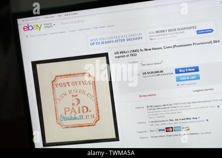 Sullo schermo del computer che mostra rari oggetti di antiquariato sono in vendita Foto Stock