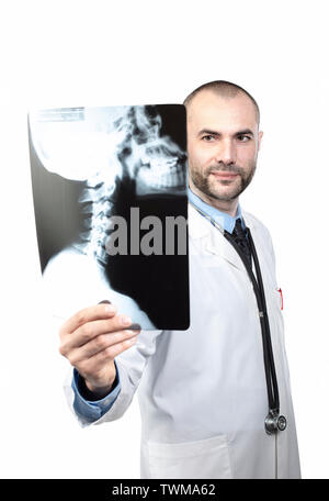 Isolato su bianco medico caucasica esaminando una radiografia della testa. Concetto di medici e di salute specialista. Foto Stock