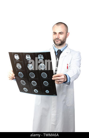 Isolato su bianco medico caucasica esaminando una radiografia della testa. Concetto di medici e di salute specialista. Foto Stock