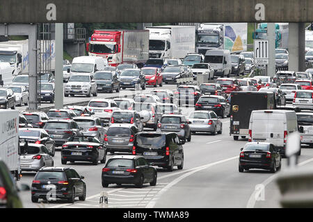 Amburgo, Germania. Il 21 giugno, 2019. I veicoli sono inceppamenti della Autobahn 7 per il nord. Durante il fine settimana, dopo l'inizio della stagione estiva e gli ingorghi di traffico può verificarsi in alcuni stati federali sulle autostrade di Amburgo. Credito: Bodo segna/dpa/Alamy Live News Foto Stock