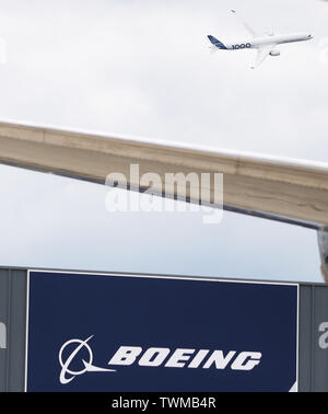 Parigi, Francia. Xx Giugno, 2019. Un Airbus A350-1000 esegue durante un volo di visualizzare al 53° International Paris Air Show tenutosi presso l'aeroporto Le Bourget vicino a Parigi, Francia, 20 giugno 2019. Credito: Gao Jing/Xinhua/Alamy Live News Foto Stock