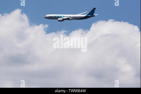 Parigi, Francia. 17 Giugno, 2019. Un Airbus A330 NEO esegue durante un volo di visualizzare al 53° International Paris Air Show tenutosi presso l'aeroporto Le Bourget vicino a Parigi, Francia, 17 giugno 2019. Credito: Gao Jing/Xinhua/Alamy Live News Foto Stock