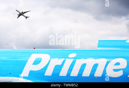 Parigi, Francia. Xx Giugno, 2019. Un Airbus A350-000 vola su un Boeing 737-800 Cargo convertito durante un volo di visualizzare al 53° International Paris Air Show tenutosi presso l'aeroporto Le Bourget vicino a Parigi, Francia, 20 giugno 2019. Credito: Gao Jing/Xinhua/Alamy Live News Foto Stock