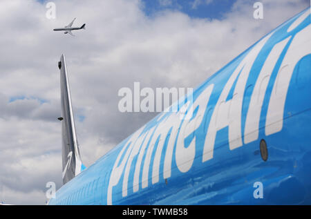 Parigi, Francia. Xx Giugno, 2019. Un Airbus A350-000 vola su un Boeing 737-800 Cargo convertito durante un volo di visualizzare al 53° International Paris Air Show tenutosi presso l'aeroporto Le Bourget vicino a Parigi, Francia, 20 giugno 2019. Credito: Gao Jing/Xinhua/Alamy Live News Foto Stock