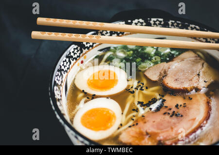 Ramen tradizionale zuppa di Udon Noodles, carne di maiale e uova Foto Stock
