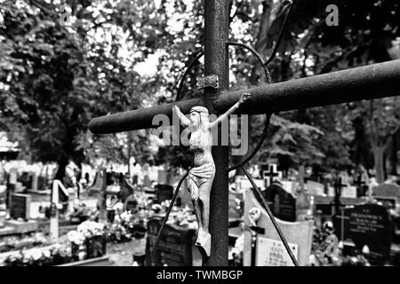 Abbandonato sulla croce il cimitero. Foto Stock