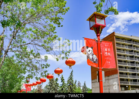 Lampione e lanterne cinesi, Chinatown, Calgary, Alberta, Canada Foto Stock