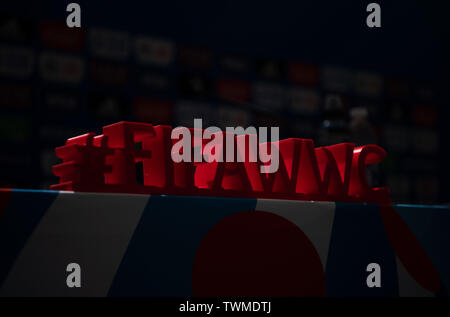 21 giugno 2019, France (Francia), Grenoble: Calcio, donne: WM: un modello di plastica del lettering "Fifawwc', l'acronimo sta per "Fifa Coppa del Mondo Donne' ed è illuminata dal sole. Foto: Sebastian Gollnow/dpa Foto Stock