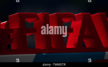 21 giugno 2019, France (Francia), Grenoble: Calcio, donne: WM: un modello di plastica del lettering "Fifa' è illuminata dal sole. Foto: Sebastian Gollnow/dpa Foto Stock