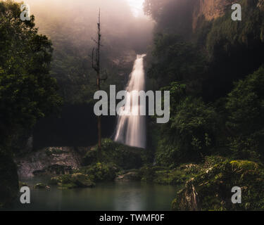 Cascata in montagna Foto Stock