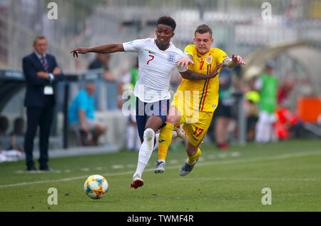 Inghilterra U21's Demarai grigio (sinistra) e Romania U21's Alexandru Cicaldau battaglia per la sfera durante il 2019 UEFA Europei Under-21 campionato, Stadio Dino Manuzzi di Cesena, Italia. Foto Stock