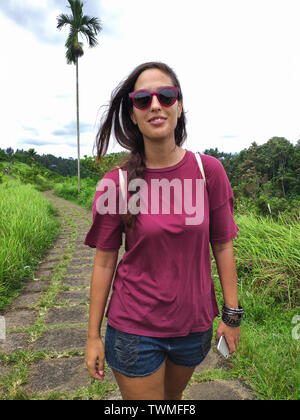 Giovane donna traveler in Campuhan Ridge a piedi ,Ubud, Bali Foto Stock