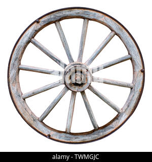 Grungy in legno antico Ruota di carro isolato su uno sfondo bianco Foto Stock