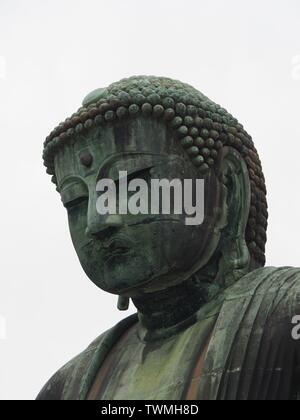 Ritratto del Grande Buddha di Kamakura in Giappone su sfondo bianco Foto Stock