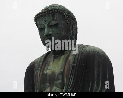 Ritratto del Grande Buddha di Kamakura in Giappone su sfondo bianco Foto Stock