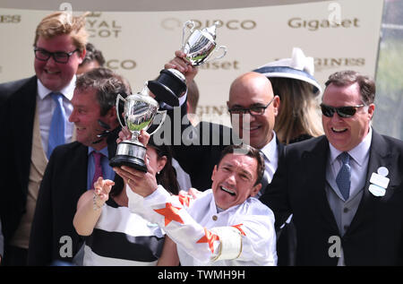 Ascot Racecourse, Windsor, Regno Unito. Il 21 giugno, 2019. Royal Ascot Horse Racing; gara 3; Commonwealth Cup; pubblicizzare cavalcato da Frankie Dettori addestrati da Martyn Meade vince la Coppa del Commonwealth e fantino Frankie Dettori afferra i proprietari del trofeo che è caduto il proprio credito medaglia: Azione Plus sport/Alamy Live News Foto Stock