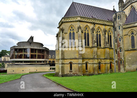 Downside Abbey e Chiesa Abbaziale con il nuovo edificio della biblioteca, Stratton-su-il-Fossato, Somerset, Regno Unito Foto Stock
