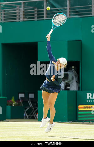 Edgbaston Priory Club, Birmingham, Regno Unito. Il 21 giugno, 2019. Il WTA natura Valle Classic Tennis Tournament; Yulia Putintseva (KAZ) serve nel suo quarterfinal match contro Julia Goerges (GER) Credito: Azione Sport Plus/Alamy Live News Foto Stock