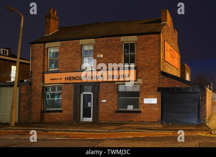 UK,South Yorkshire,Sheffield,Hendersons vecchio edificio Relish di notte Foto Stock