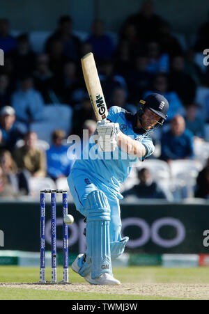 Emerald Headingley, Leeds, Yorkshire, Regno Unito. Il 21 giugno, 2019. ICC di Coppa del Mondo di cricket, Inghilterra versus Sri Lanka; Ben Stokes di Inghilterra hits come egli conduce l'Inghilterra eseguire chase nel finale di overs Credito: Azione Sport Plus/Alamy Live News Foto Stock