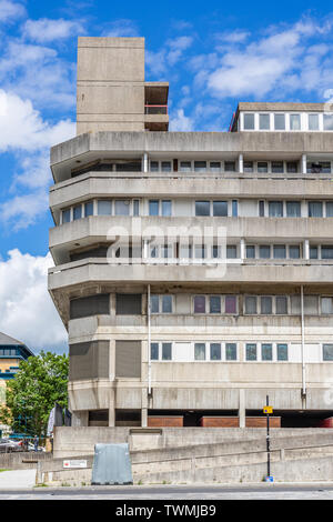 Wyndham Court un blocco di appartamenti residenziali a Southampton costruiti nel 1960 in stile architettonico brutalista contro il cielo blu, Inghilterra, Regno Unito, Foto Stock