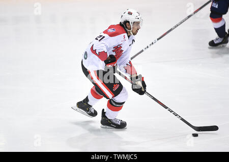 Melbourne, Victoria, Australia. Il 21 giugno 2019. 2019 Ice Hockey Classic, Canada versus USA; Nick Paolo del Canada dei pattini con il puck Credit: Azione Plus immagini di sport/Alamy Live News Foto Stock