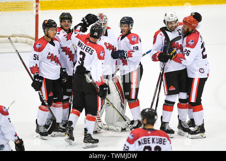 Melbourne, Victoria, Australia. Il 21 giugno 2019. 2019 Ice Hockey Classic, Canada rispetto a Stati Uniti e Canada i giocatori festeggiare la vittoria Credit: Azione Plus immagini di sport/Alamy Live News Foto Stock