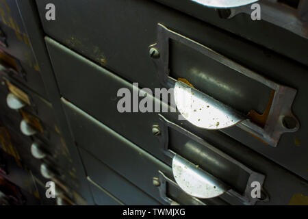 Primo piano di acciaio Filing cabinet file di archivio , documento cassetto ad alta risoluzione galleria dell'immagine. Foto Stock