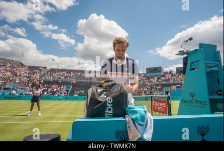 La Queens Club di Londra, Regno Unito. Il 21 giugno 2019. Il giorno 5 della febbre campionati ad albero. Daniil Medvedev (RUS) sul Centre Court per la sua partita contro Diego Schwartzman (ARG). Credito: Malcolm Park/Alamy Live News. Foto Stock