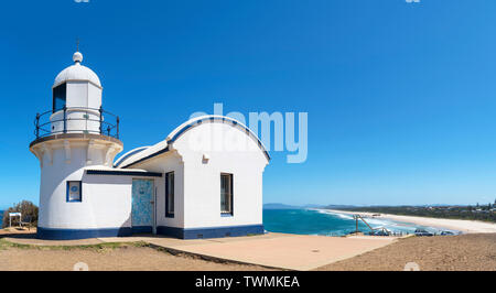Incollamento Point Lighthouse guardando verso Lighthouse Beach, Port Macquarie, Nuovo Galles del Sud, Australia Foto Stock